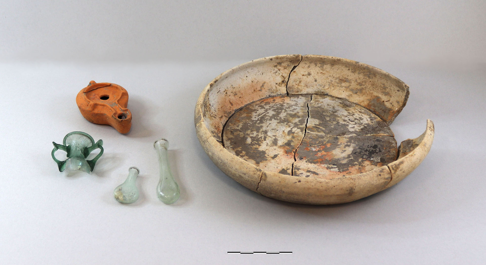 Funde aus Traismauer: Funde als Grabbeigabe aus dem Gräberfeld Stollhofen Grabbeigaben aus dem Gräberfeld Stollhofen: eine Keramiklampe, Glasgefäße und Metallring