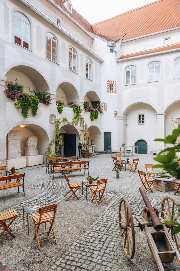 Der Innenhof des Schlosses in Traismauer mit Römersteinsammlung (Lapidarium) Innenhof des Schlosses Traismauer mit Römersteinsammlungen und Sitzgelegenheiten