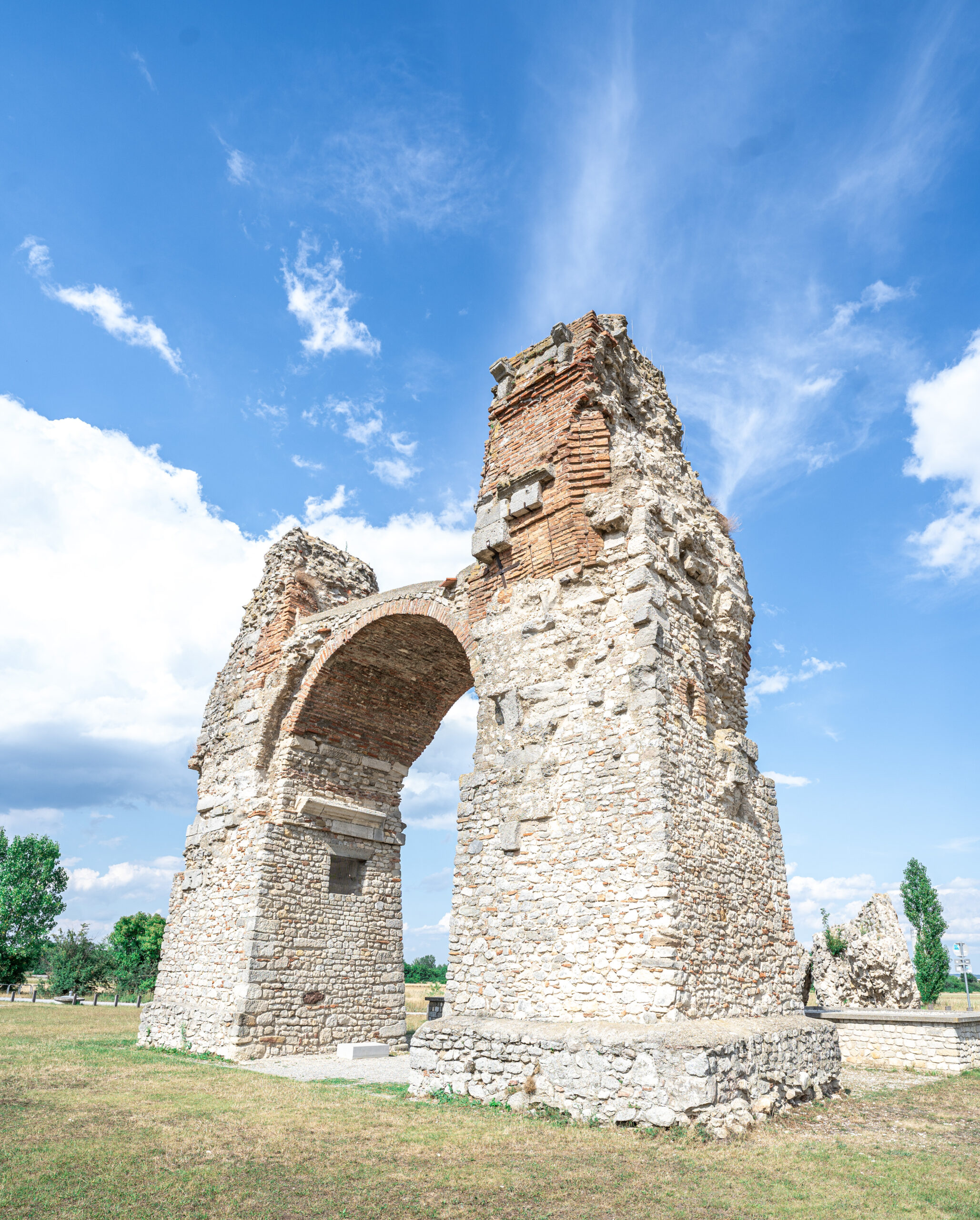 Heidentor in Carnuntum – freistehender römischer Triumphbogen aus Stein unter blauem Himmel