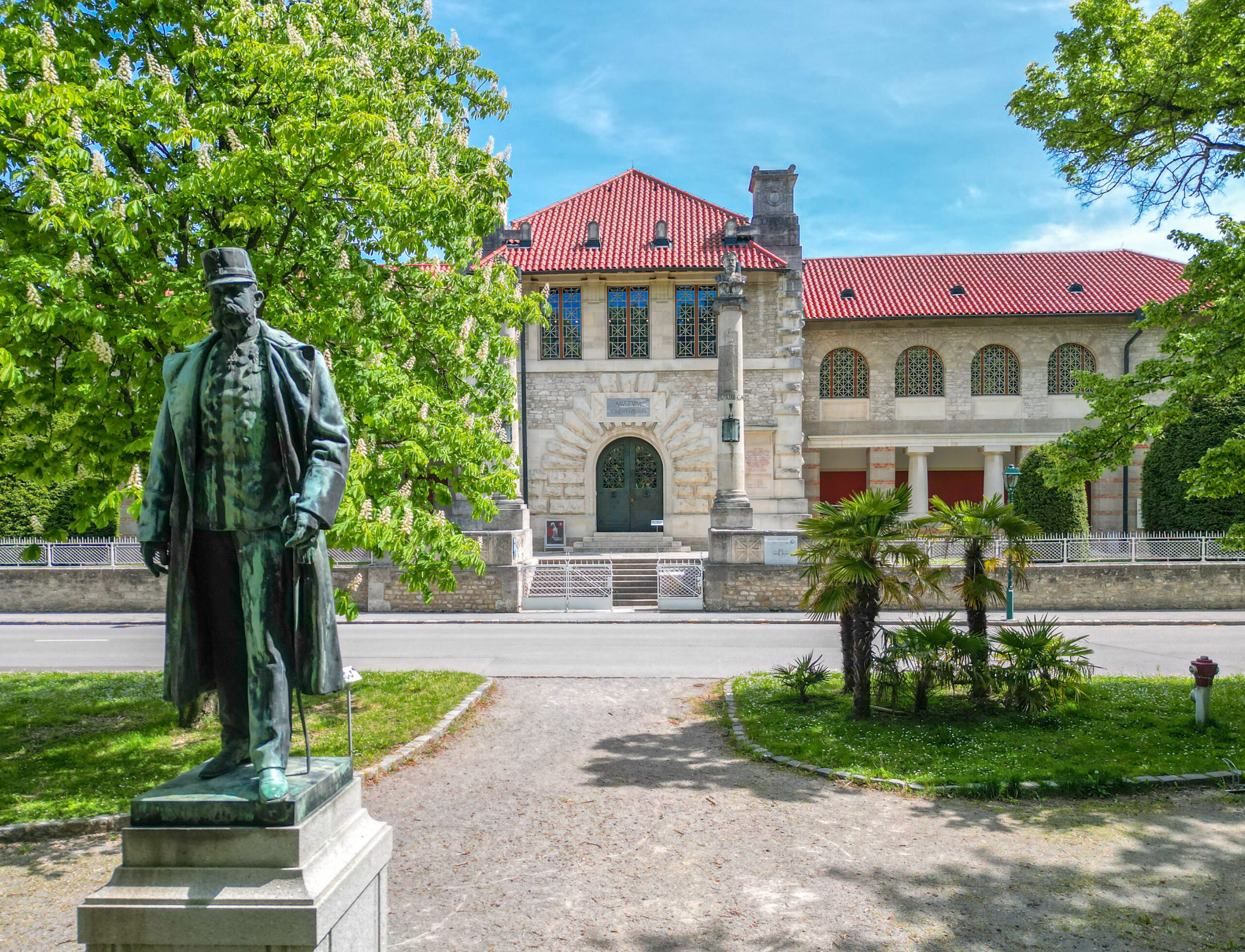 Statue vor dem Museum Carnuntinum in Bad Deutsch‑Altenburg mit dem Gebäudeeingang im Hintergrund