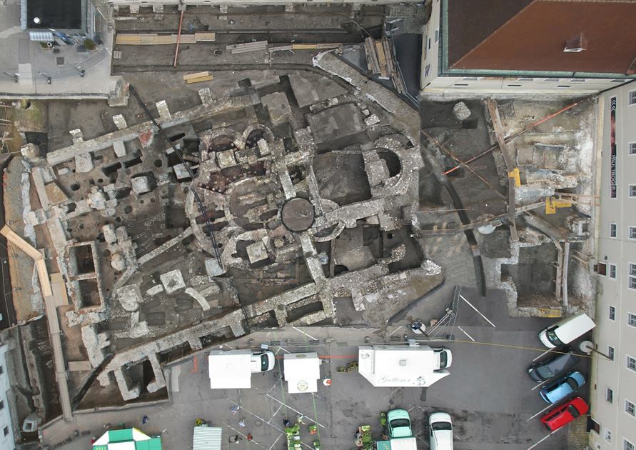 ansicht-domplatzgrabung Großflächige Drohnenaufnahme der archäologischen Ausgrabung am Domplatz in St. Pölten mit freigelegten Mauerresten und Baustellenfahrzeugen