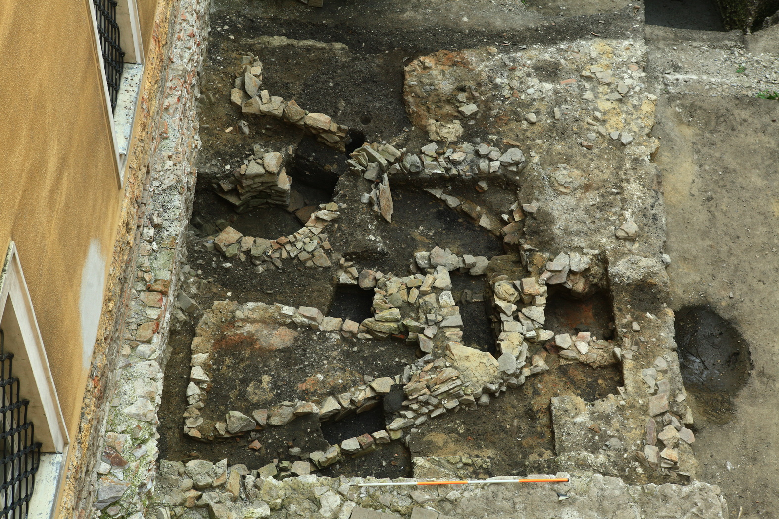 494045557_1324846972983281_6393922931261584183_n Luftaufnahme eines mehrphasigen römischen Gebäudekomplexes im Karmelitenhof St. Pölten mit freigelegten Mauern