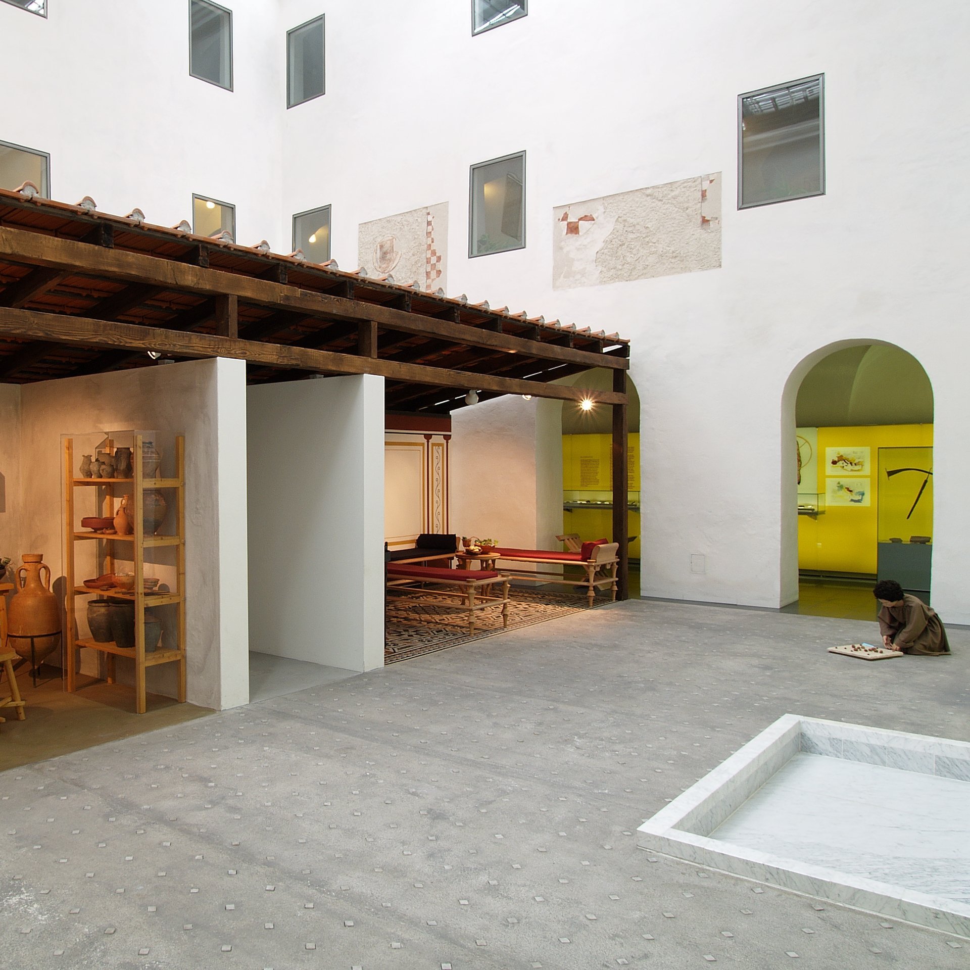 Ausstellungsbereich im Stadtmuseum Wels – Minoriten mit nachgebautem römischen Innenhof und Exponaten