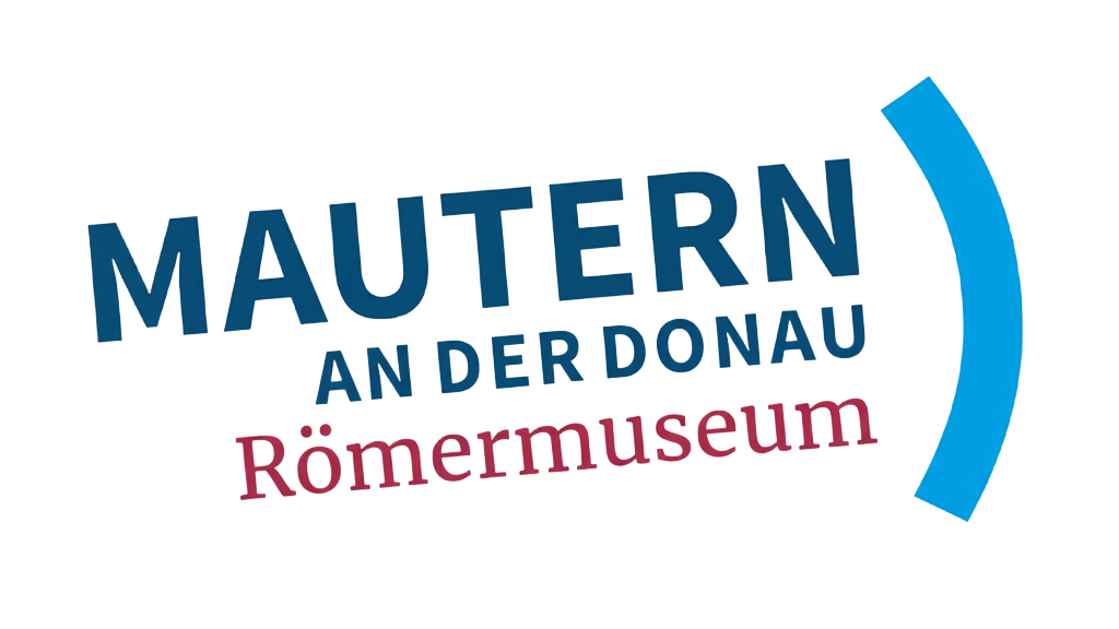 Logo des Römermuseums Mautern an der Donau: blauer Schriftzug „MAUTERN AN DER DONAU“, rechts eine geschwungene blaue Linie, darunter roter Schriftzug „Römermuseum“ auf transparentem Hintergrund.