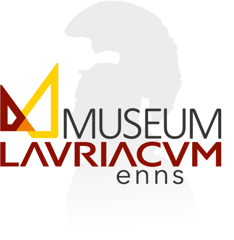 Logo des Museum Lauriacum in Enns: stilisiertes M aus roten und gelben Linien neben dem zweizeiligen Schriftzug „MUSEUM LAVRIACVM enns“ in grauen und roten Großbuchstaben auf transparentem Hintergrund.