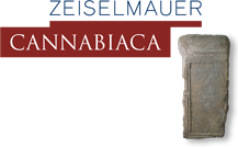 Logo des Vereins „Freunde von Zeiselmauer/Cannabiaca“: rotes Banner mit weißer Aufschrift „CANNABIACA“, darüber blauer Schriftzug „ZEISELMAUER“, rechts ein stilisierter römischer Altarstein.