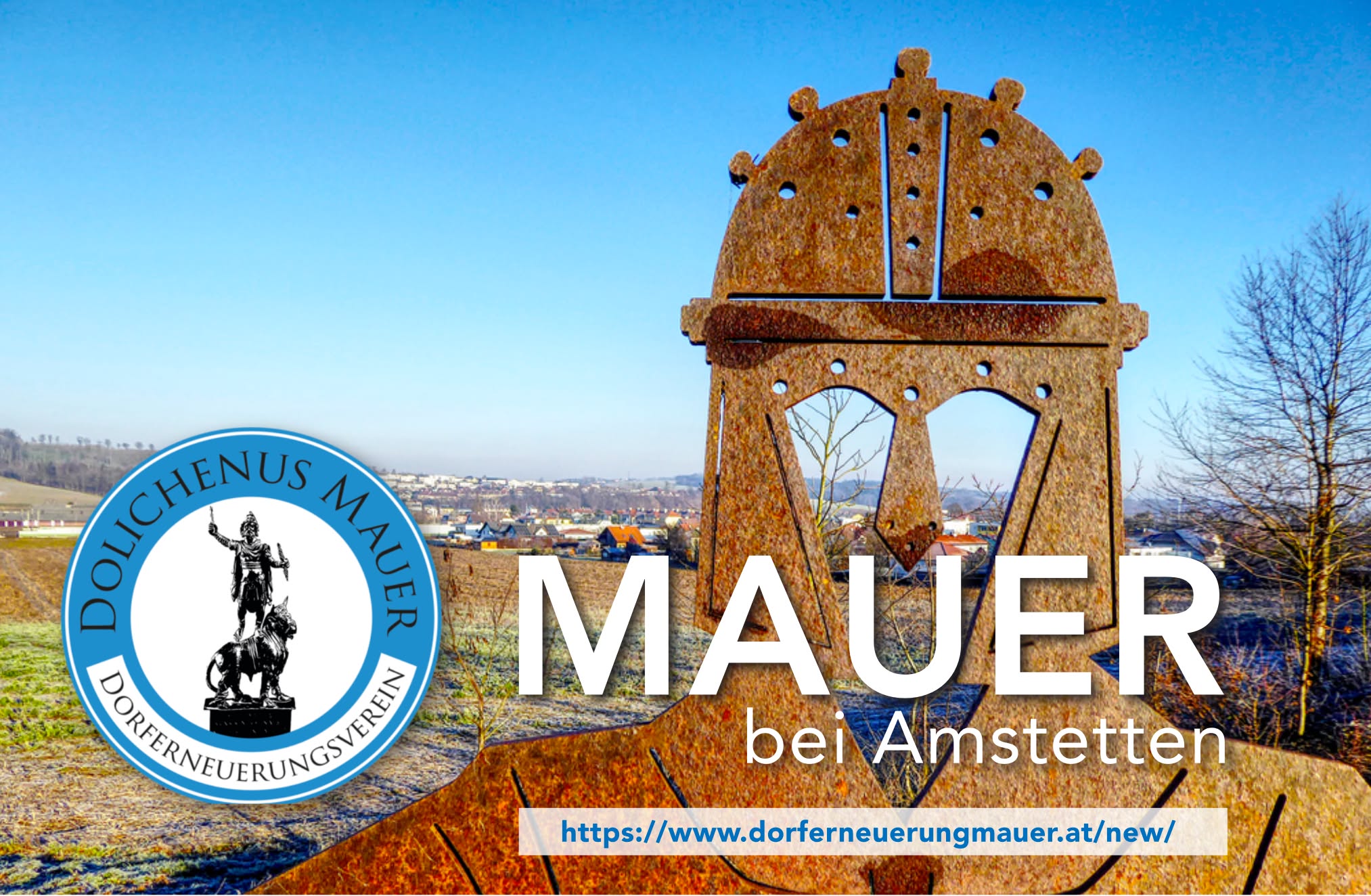 Station des Römischen Themenwegs Murus in Mauer bei Amstetten mit Cortenstahl‑Stele, dem Schriftzug „MAUER“ und dem Logo des Dorferneuerungsvereins Dolichenus; im Hintergrund hügelige Landschaft.