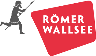 Logo der Römerwelt Wallsee: rotes, schräg gestelltes Rechteck mit weißem Schriftzug „RÖMER WALLSEE“ und links daneben die stilisierte Silhouette eines laufenden römischen Legionärs auf transparentem Hintergrund.